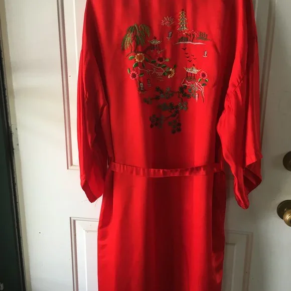 Red silk Robe.  Large size - Picture 3 of 4
